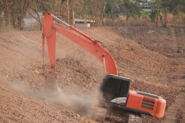 Turuncu ekskavatör Yapım aşamasında Büyük rezervuar, Toz toprak kazma tarafından.