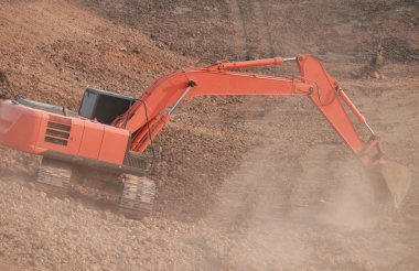 Turuncu ekskavatör Yapım aşamasında Büyük rezervuar, Toz toprak kazma tarafından.