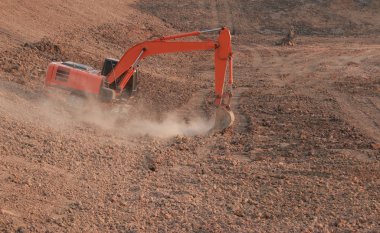 Turuncu ekskavatör Yapım aşamasında Büyük rezervuar, Toz toprak kazma tarafından.