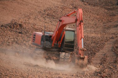 Turuncu ekskavatör Yapım aşamasında Büyük rezervuar, Toz toprak kazma tarafından.