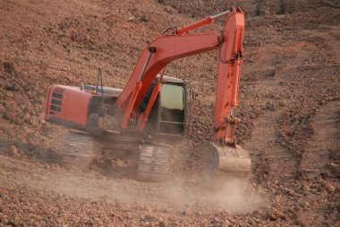 Turuncu ekskavatör Yapım aşamasında Büyük rezervuar, Toz toprak kazma tarafından.
