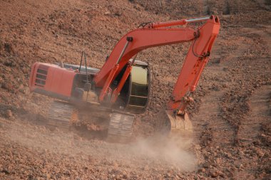 Turuncu ekskavatör Yapım aşamasında Büyük rezervuar, Toz toprak kazma tarafından.