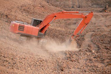 Turuncu ekskavatör Yapım aşamasında Büyük rezervuar, Toz toprak kazma tarafından.