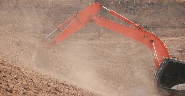 Turuncu ekskavatör Yapım aşamasında Büyük rezervuar, Toz toprak kazma tarafından.