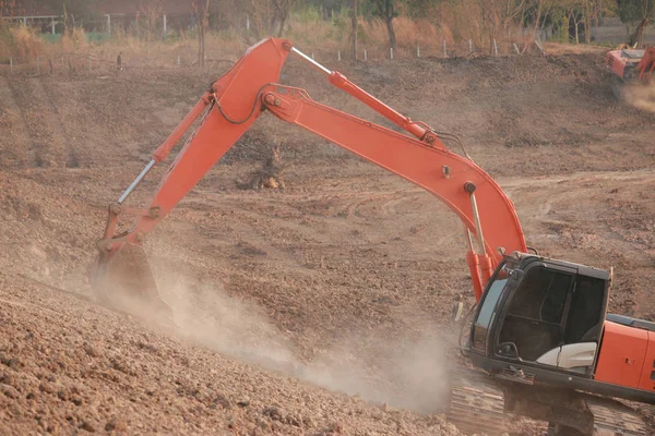 Turuncu ekskavatör Yapım aşamasında Büyük rezervuar, Toz toprak kazma tarafından.