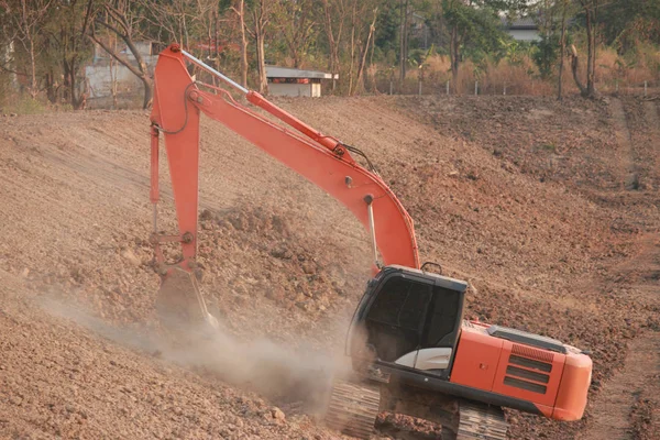 Turuncu ekskavatör Yapım aşamasında Büyük rezervuar, Toz toprak kazma tarafından.