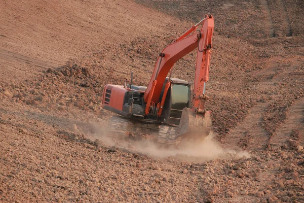 Turuncu ekskavatör Yapım aşamasında Büyük rezervuar, Toz toprak kazma tarafından.