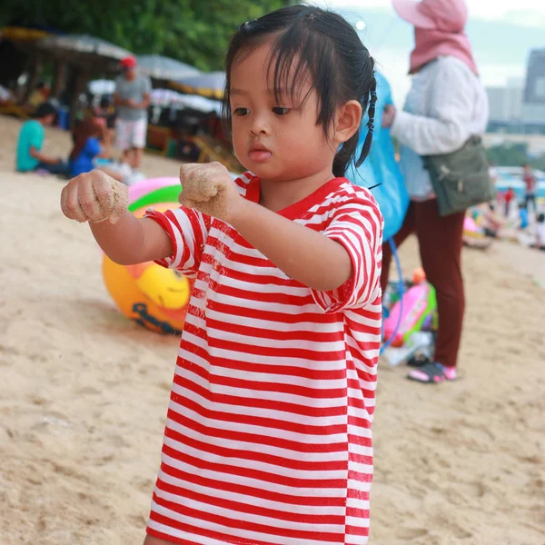 Anak Anak Bermain Pasir Pantai Dengan Banyak Turis — Stok Foto