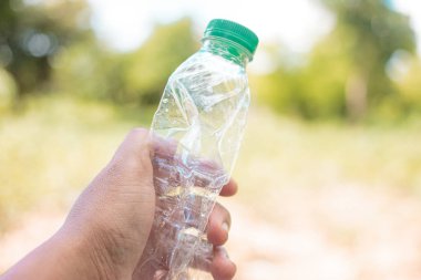 El Hold Geri dönüşüm konsepti yeniden kullanım için Geri Dönüştürülebilir Plastik göster.