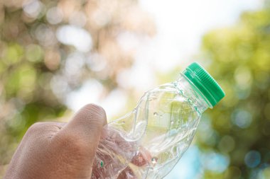 El Hold Geri dönüşüm konsepti yeniden kullanım için Geri Dönüştürülebilir Plastik göster.