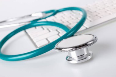 Beyaz arka planda stetoskop ve klavye, Stetoskop Tıp ve tanı kavramı.