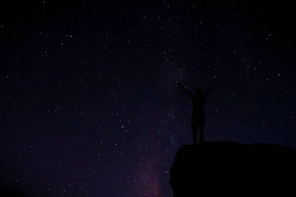 Sikeres Emberek Csúcson Vannak Éjszakai Égbolt Gyönyörű Csillagai Között — Stock Fotó