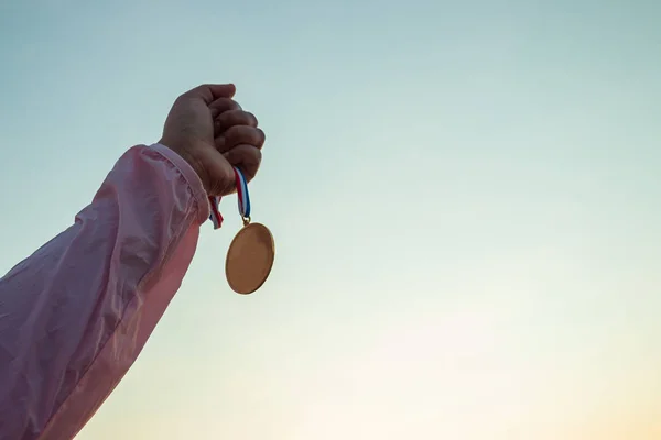 Győzelem Siker Fogalma Rózsaszín Hosszú Ujjú Inget Visel Aranyérmet Tart — Stock Fotó