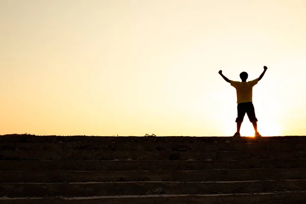 Νεαρός Άνδρας Στην Κορυφή Της Σκάλας Πηγαίνει Στο Ηλιοβασίλεμα Ουρανό — Φωτογραφία Αρχείου
