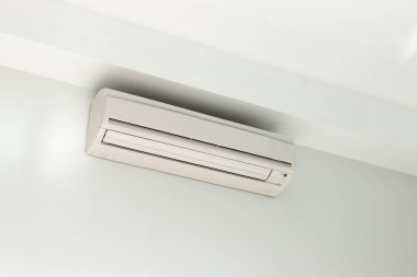 Klima evdeki beyaz beton duvara monte edilmiş..