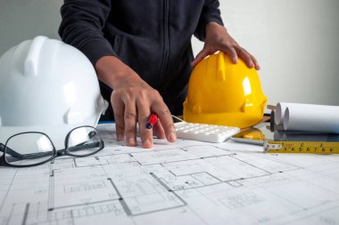 Mimar ofis masasındaki binayı tasarlamaya çalışıyor..