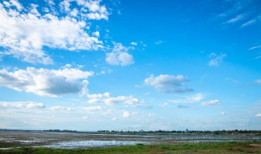 Mavi gökyüzü arka planda. Bulutlu güzel manzara