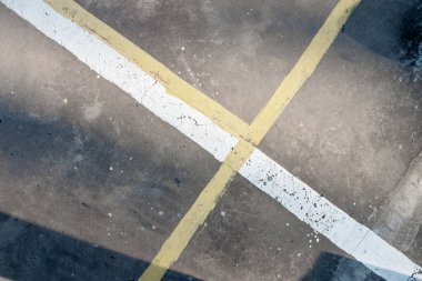 Grunge açık hava cilalı beton dokusu, renkli çizgiler, desen ve arka plan için çimento ve beton dokusu, sıva grunge, çimento veya beton zemin.