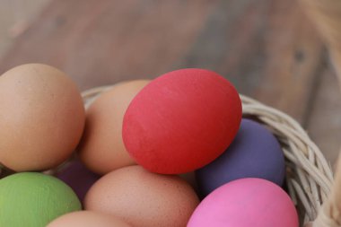 Ahşap arka planda renkli Paskalya yumurtaları