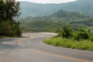 Dağdaki eğri asfalt yol, seyahat kavramı