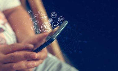 Finansal kavramlar, insanlar dinlenme zamanlarında akıllı telefonlar kullanıyorlar..