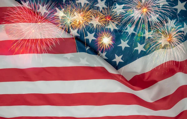 Kutlama konsepti, çifte pozlama Amerikan bayrağı ve havai fişekleri.