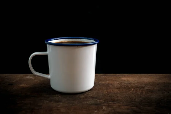 古い木製のテーブルの上のコーヒーカップ — ストック写真