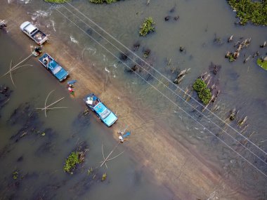 Yollar arabalarla doldu ve köylüler balık tutmaya geldi..