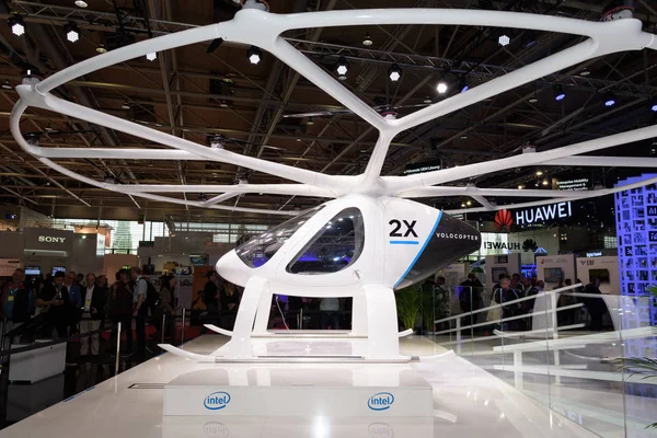 Hannover, Almanya - 13 Haziran 2018: Volocopter - dünyanın ilk insanlı elektrikli helikopter ve hava taksi Intel CeBIT 2018, booth üzerinde sunulur. Dünyanın en büyük ticaret için Bilgi Teknolojileri Fuarı CeBIT olduğunu.