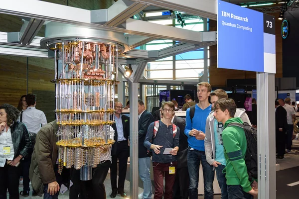 Hannover, Almanya - 13 Haziran 2018: Ibm kuantum bilgisayarı CeBIT 2018 kendi köşk adlı bir model gösterir. Dünyanın en büyük ticaret için Bilgi Teknolojileri Fuarı CeBIT olduğunu.