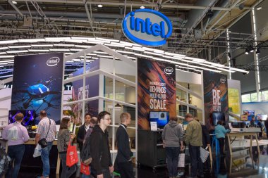 Hannover, Almanya - 13 Haziran 2018: Intel booth CeBIT 2018, Fuar ziyaretçileri ile bir parçası. Dünyanın en büyük ticaret için Bilgi Teknolojileri Fuarı CeBIT olduğunu.