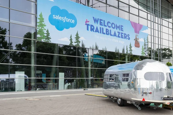 Hannover, Almanya - 13 Haziran 2018: Büyük avertising poster kendi Binası'nda CeBIT 2018 üzerinde şirket salesforce. Dünyanın en büyük ticaret için Bilgi Teknolojileri Fuarı CeBIT olduğunu.