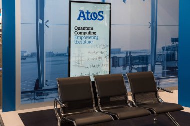 Hannover, Almanya - 13 Haziran 2018: Tezgah CeBIT 2018 adlı şirketle Atos, Billboard. Dünyanın en büyük ticaret için Bilgi Teknolojileri Fuarı CeBIT olduğunu.