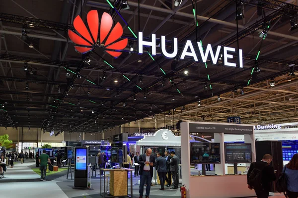 Hannover, Almanya - 13 Haziran 2018: Huawai booth CeBIT 2018, Fuar ziyaretçileri ile bir parçası. CeBIT dünyanın en büyük ticaret bilgi technology.intel için adil olduğunu