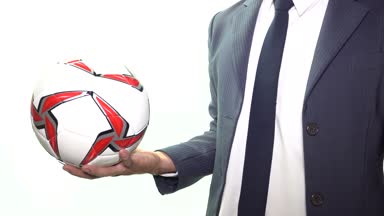 İşadamı atmak futbol ya da futbol beyaz zemin üzerine kapatın. Dünya futbol ya da futbol kavramı. Merhaba çözünürlük görüntüleri 4k 3840 x 2160