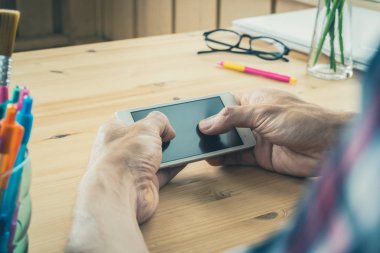 Siyah Scott gömlek işadamı sohbet smartphone ya da ev ofis Vintage içinde hareket eden telefon. Akıllı telefon veya cep telefonu ve kalem ve laptop ve gözlük. Sosyal veya internet ve teknoloji iletişim kavramı