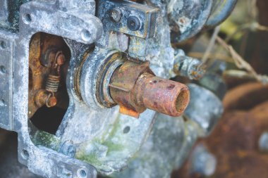 Eski kırık ateşleme sistemi tamir araba araba motoru hizmeti dükkanı. Eski araba motoru tamir için