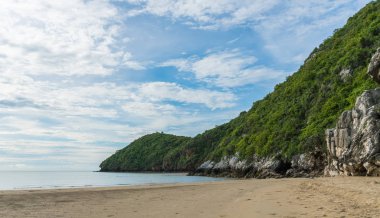 Khao Kalok kaya veya taş dağ Khao Kalok Beach Tayland. Doğal konumlar Tayland seyahat. Khao Kalok rock dağ ve yeşil ağaç