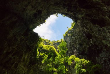 Güneş delik yeşil ağaç ve mavi gökyüzü ve bulut Prachuap Khiri Khan Tayland at Phraya Nakhon mağarada hafif. Görünmeyen Tayland doğal mağara