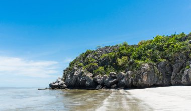 Sam Phraya Beach Prachuap Khiri Khan Tayland görüş açısı düşük kaya veya taş dağ veya hill ve mavi gökyüzü. Kır manzarası ya da sahne