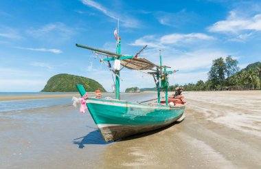 Yeşil balıkçı teknesi veya balıkçı tekne veya sevk et ve mavi gökyüzü ve dağ ya da Sam ROI Yod Beach Prachuap Khiri Khan Tayland hill. Manzara