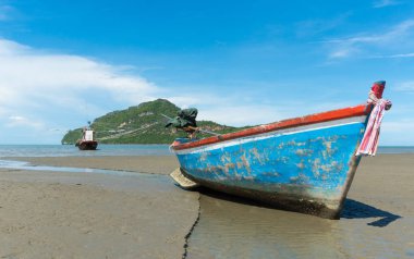 Mavi balıkçı teknesi veya balıkçı tekne ya da Sam ROI Yod bech: Prachuap Khiri Khan Tayland mavi gökyüzü ve deniz bulut ve mavi ile gemide ve