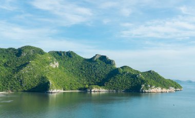 Yeşil kaya veya taş dağ veya Hill ve Bang Pu Beach Prachuap Khiri Khan Tayland, mavi gökyüzü. Kır manzarası ya da sahne yaz sezonu
