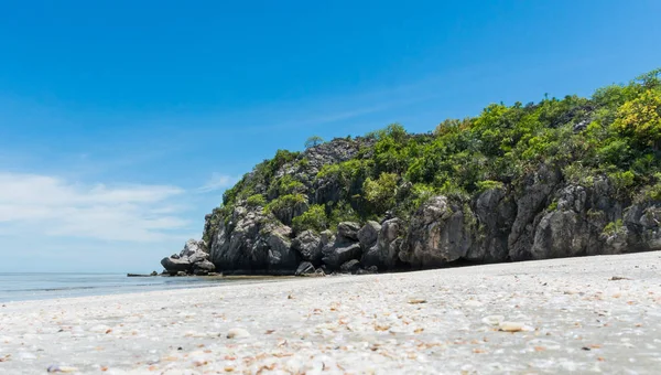 Sam Phraya Beach Prachuap Khiri Khan Tayland görüş açısı düşük kaya veya taş dağ veya hill ve mavi gökyüzü. Kır manzarası ya da sahne