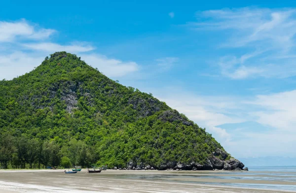 岩または石造り山や丘と青空と漁船は プラヤー ビーチ プラチュ アップ タイでクローズ アップ 風景や景色 — ストック写真