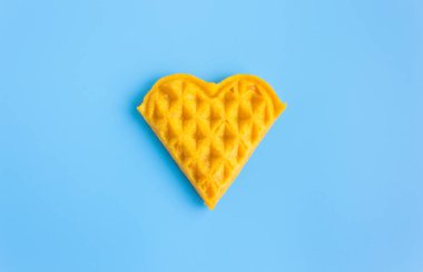 1 adet kalp şekli Waffle Mavi Pastel renkli Minimalist tarzı üzerinde. Kalp şekli gözleme tatlı yemek ve tatlı kategorisi için minimalist tarzda