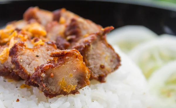 Makanan Thai Fried Pork Dengan Bawang Putih Dan Mentimun Black — Stok Foto