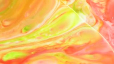 Akış soyut gıda renk mürekkep petrol taşıma veya akan arka plan ile. Renkli gıda renk sanatsal kavram arka plan için süt yüzeyindeki mürekkep eriterek soyut. 4 k 3840 x 2160 yüksek çözünürlüklü görüntüleri