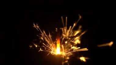 Ağır çekim sarı havai fişekleri parlak siyah arka plan olduğunu. Maytap karanlık oda tam Hd 1980 x 1080 yüksek çözünürlüklü görüntüleri parti Festivali veya tatil tema için pırıl pırıl.