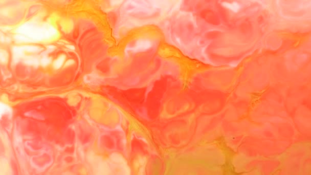 橙色红流抽象食物颜色墨水移动或流动的背景 抽象五颜六色的食物彩色油墨溶解在牛奶表面为艺术概念背景 3840X2160 高分辨率镜头用于设计 — 图库视频影像